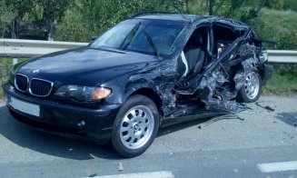 Cinci persoane la spital, între care 2 copii, după un accident între un autotren și 3 mașini / Se circulă alternativ
