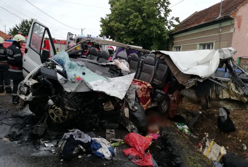 Accident grav lângă Huedin, soldat cu doi morţi şi şapte răniţi