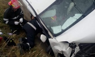 Accident pe Muncii, şoferul blocat în maşină