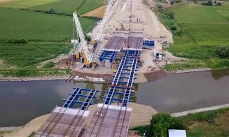 Filmare aeriană spectaculoasă cu ridicarea grinzii metalice la un pod de pe Autostrada Transilvania