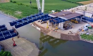 Filmare aeriană spectaculoasă cu ridicarea grinzii metalice la un pod de pe Autostrada Transilvania