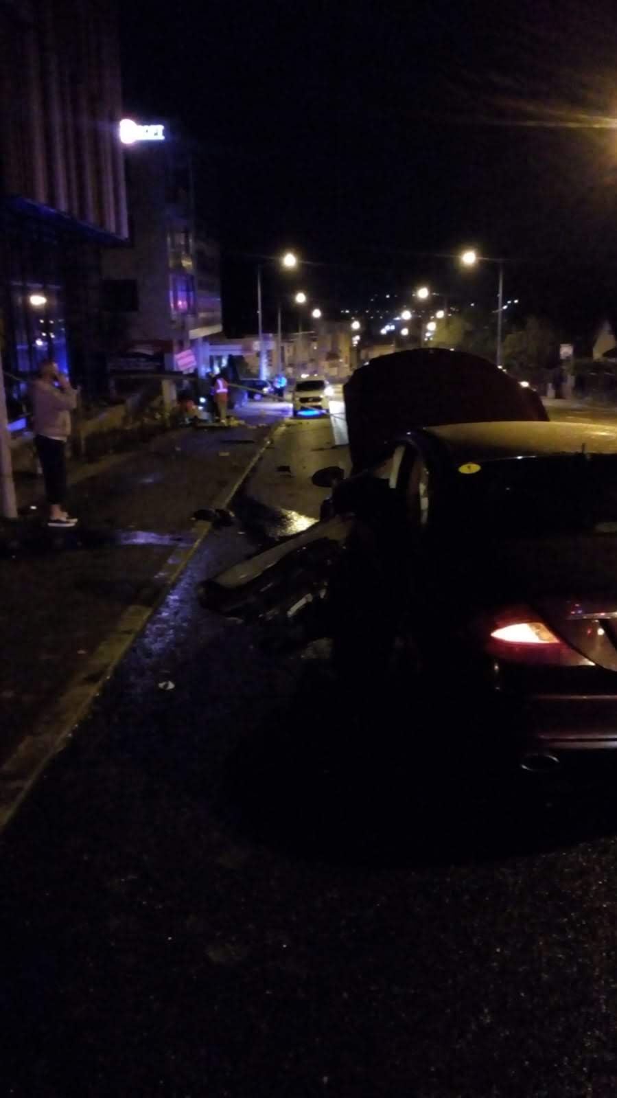 Accident pe Calea Turzii. Un șofer a izbit o conductă de gaz și un stâlp