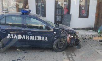 Maşină de jandarmerie, lovită în centrul Clujului
