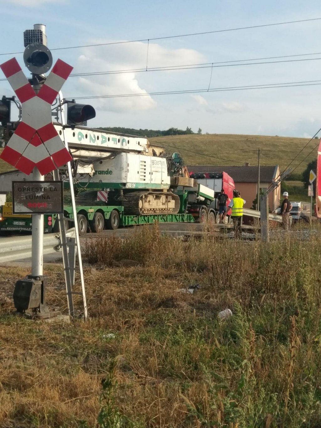 Trailer care transporta o macara, blocat pe linia ferată din Baciu