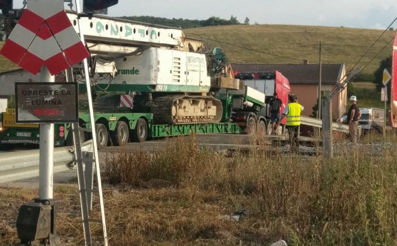 Trailer care transporta o macara, blocat pe linia ferată din Baciu