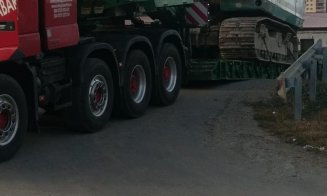 Trailer care transporta o macara, blocat pe linia ferată din Baciu