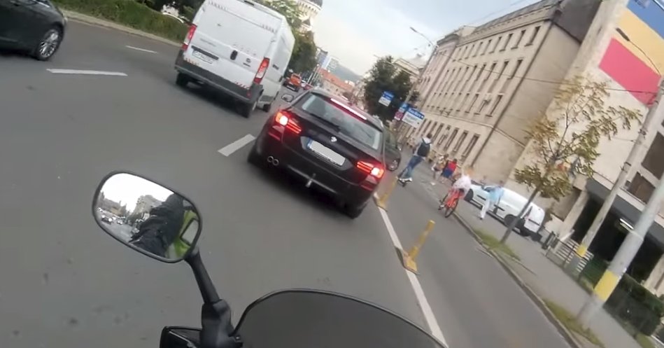 Incident rutier pe o bandă de autobuz din Cluj. Implicate, o trotinetă, o bicicletă și o mașină