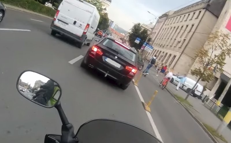 Incident rutier pe o bandă de autobuz din Cluj. Implicate, o trotinetă, o bicicletă și o mașină