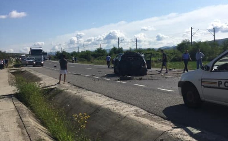 La un pas de tragedie. Accident între un autocar și o mașină în Livada