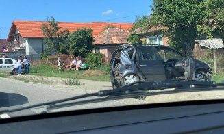 La un pas de tragedie. Accident între un autocar și o mașină în Livada