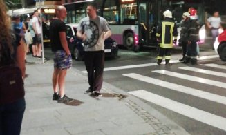 Accident la Primărie între o motocicletă, o mașină și un autobuz. Au încurcat benzile