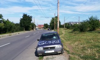 Hârb pe patru roți, abandonat în mijlocul străzii. "Pe asta nu o ridica nimeni???"