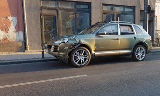 Autobuz lovit pe Moților. Șoferul vinovat a abandonat mașina și s-a făcut nevăzut