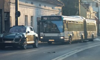 Autobuz lovit pe Moților. Șoferul vinovat a abandonat mașina și s-a făcut nevăzut