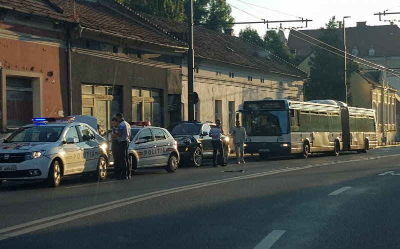 Autobuz lovit pe Moților. Șoferul vinovat a abandonat mașina și s-a făcut nevăzut