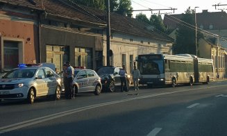 Autobuz lovit pe Moților. Șoferul vinovat a abandonat mașina și s-a făcut nevăzut