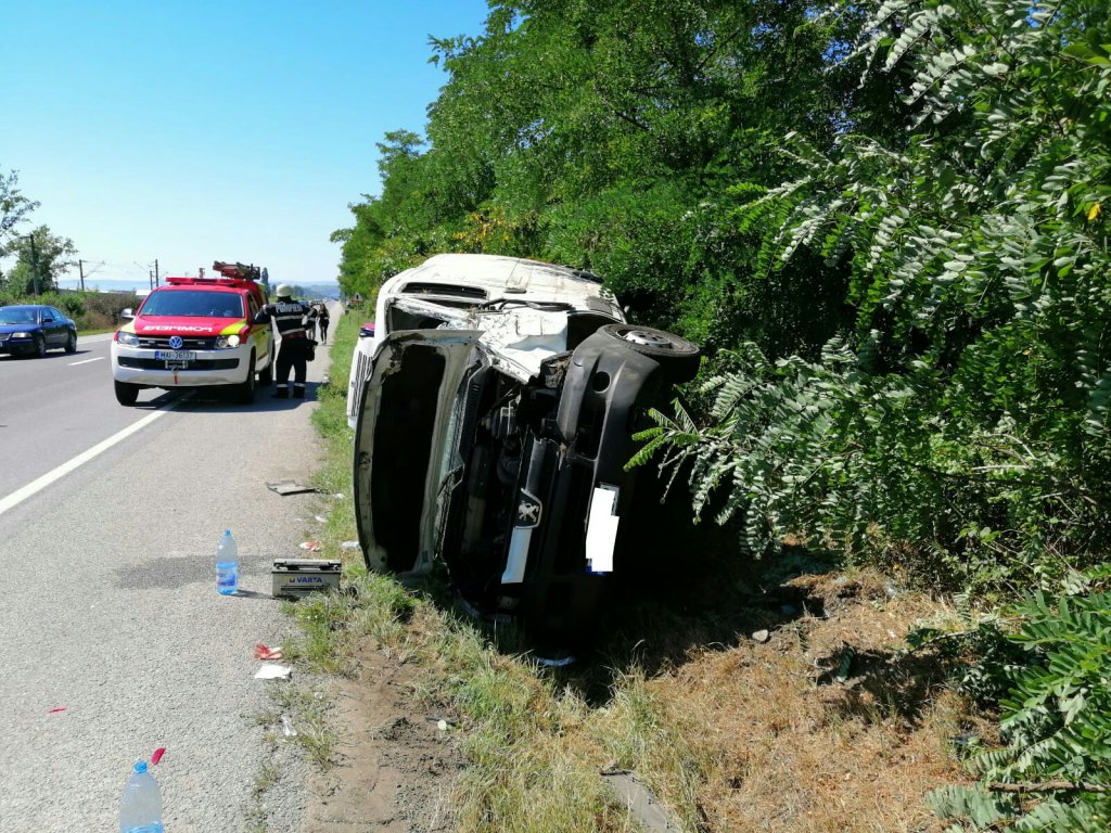 Mașina-n șanț, șoferul la spital. I-a sărit o căprioară-n cale