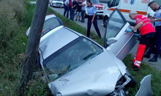 Mașină înfiptă într-un cap de pod, în Iclod. O persoană a rămas încarcerată