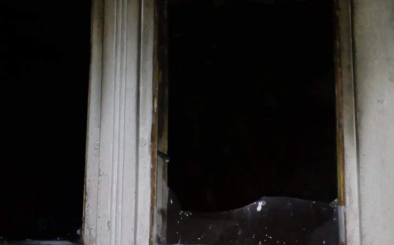 O casă a luat foc de la o ţigară