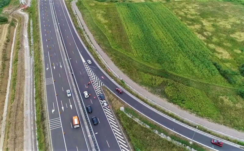 Momentul inaugurării lotului 4 de pe Lugoj - Deva. Prima maşină, de la ONG-ul pentru infrastructură