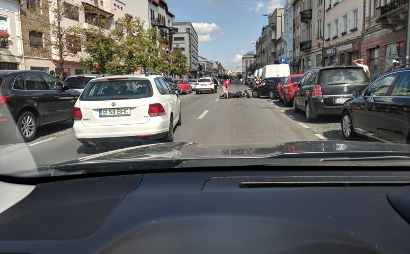 Motociclistul acroșat pe Eroilor, cercetat pentru că a condus drogat