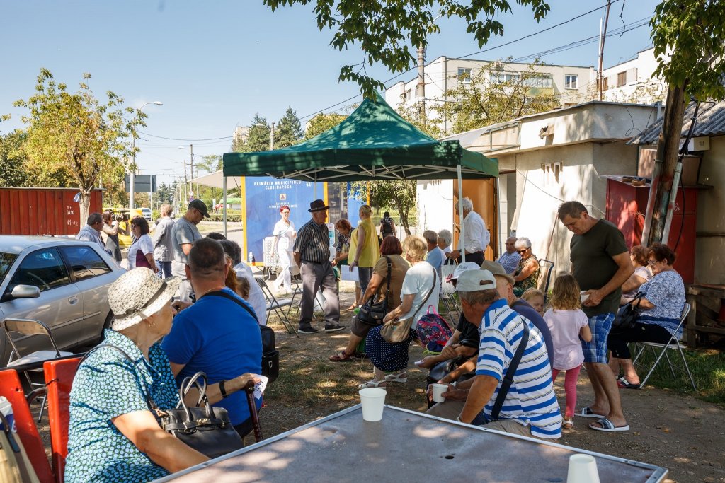 Coadă la consultațiile gratuite din Cluj. Oamenii primesc vouchere pentru teste până la finele anului