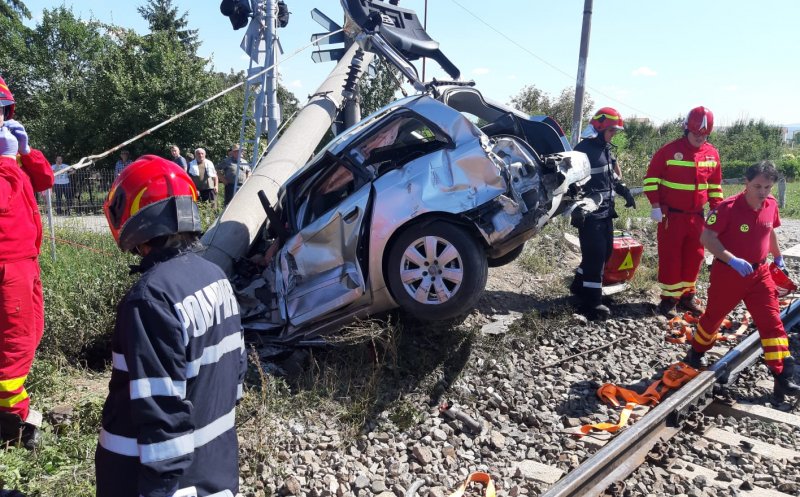 Mașină lovită de tren în Cluj. Șoferul, descarcerat după o oră