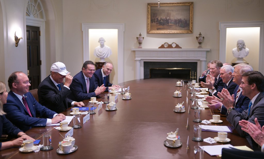 Ce cadouri şi-au făcut Klaus Iohannis şi Donald Trump