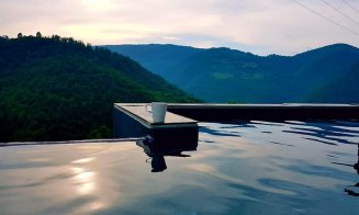 Destinație de Instagram, lângă Cluj! Cabană cu infinity pool ca-n Bali, defileu pentru alpiniști și lacul urmașului lui Loch Ness