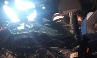 Două maşini distruse şi 3 persoane la spital
