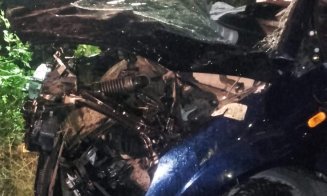 Două maşini distruse şi 3 persoane la spital
