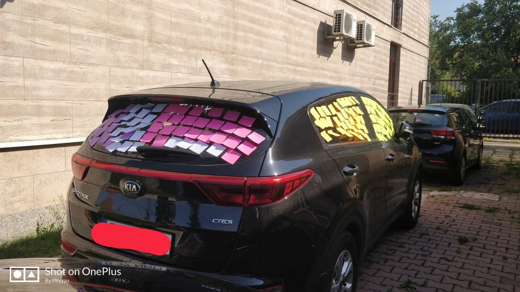 Răzbunare inedită la Cluj. I-au umplut mașina de stickere colorate