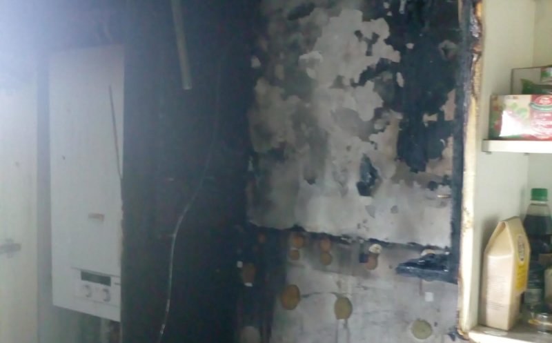 Apartament în flăcări de la o hotă. O femeie și un copil au ajuns la spital