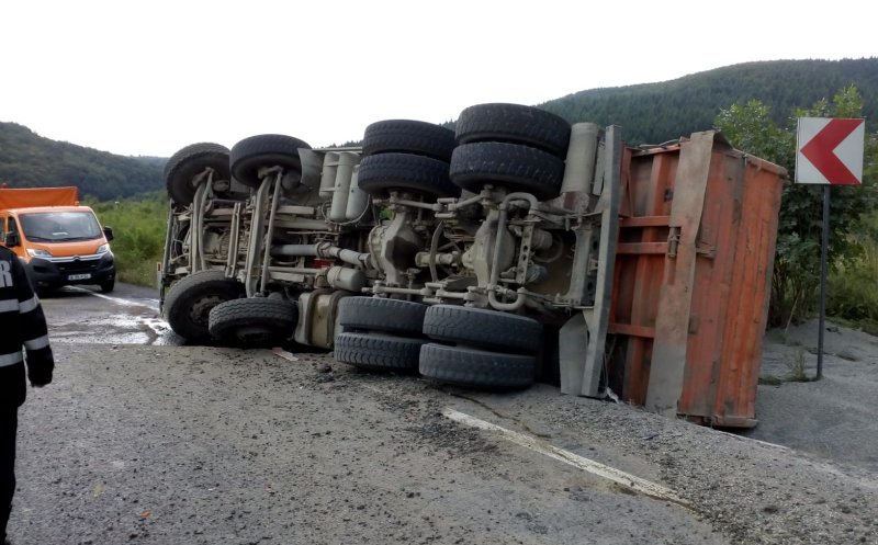 Camion cu nisip, răsturnat lângă Păniceni. Circulația spre Cluj a fost blocată