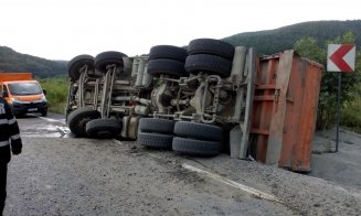 Camion cu nisip, răsturnat lângă Păniceni. Circulația spre Cluj a fost blocată