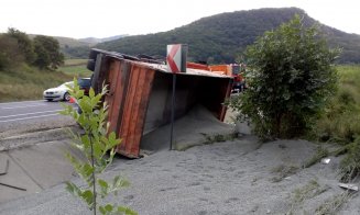 TIR răsturnat lângă Păniceni