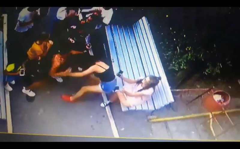 VIDEO. O femeie bate două fete, în plină zi, la Turda