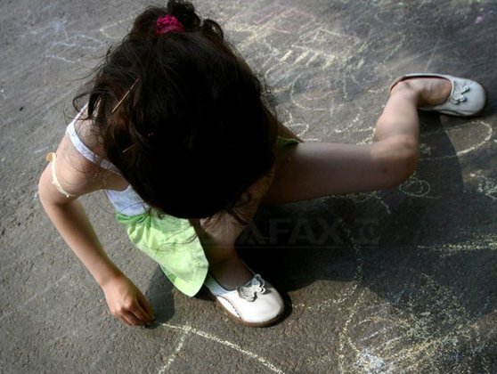Situaţie scandaloasă la un festival. Copii puşi să facă mătănii şi să sărute asfaltul. Supraveghetor: Cine nu rezistă două ore, să ia pampers