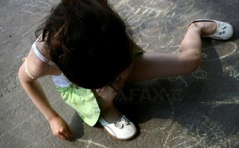 Situaţie scandaloasă la un festival. Copii puşi să facă mătănii şi să sărute asfaltul. Supraveghetor: Cine nu rezistă două ore, să ia pampers