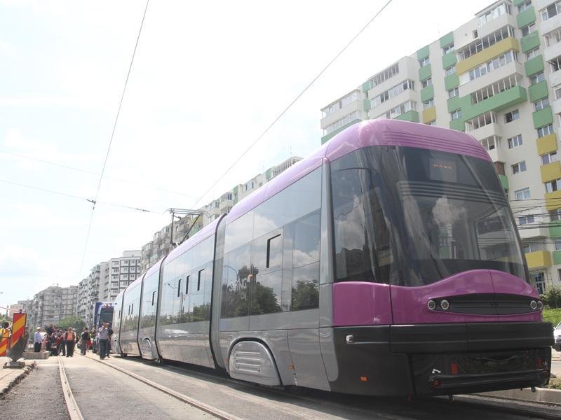 Până sapă metroul, clujenii îi cer lui Boc mai multe linii de tramvai