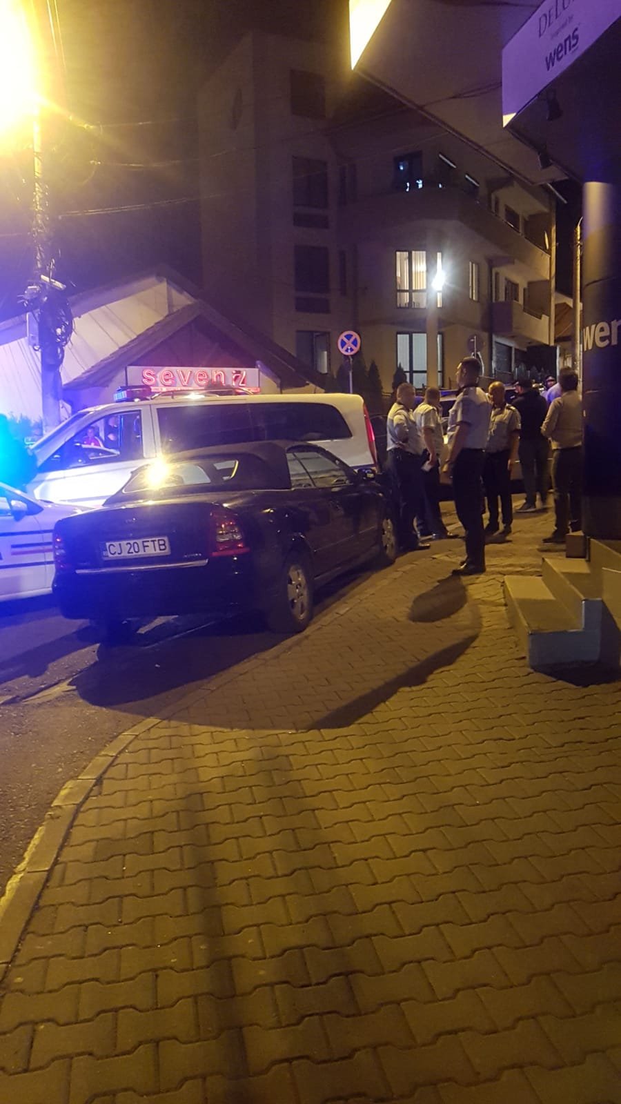 Incident ca-n filmele cu gangsteri la Cluj. Femeie amenințată cu arma de doi bărbați cu cagule