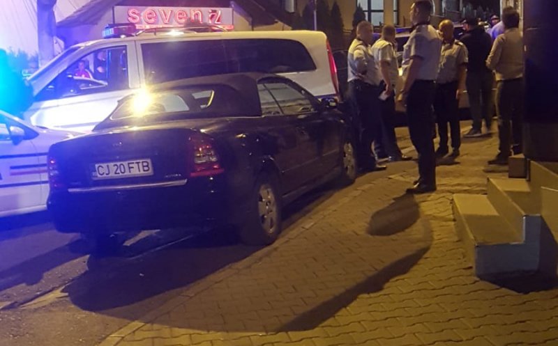 Incident ca-n filmele cu gangsteri la Cluj. Femeie amenințată cu arma de doi bărbați cu cagule