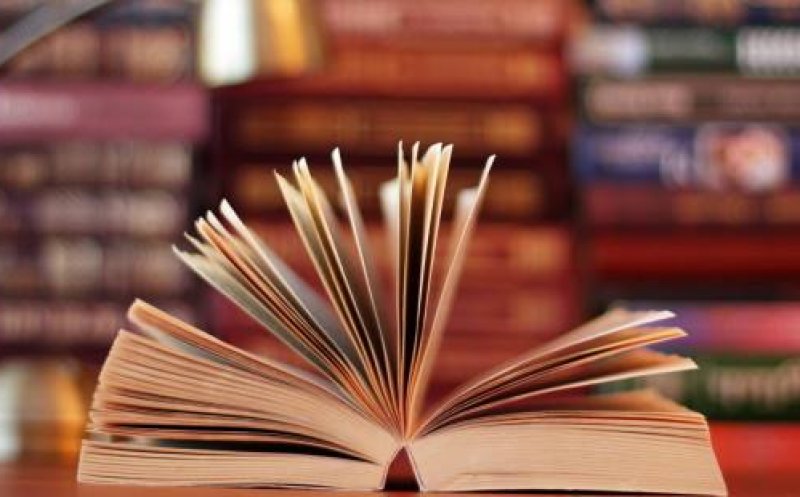 Bookfest  pune iar cărțile pe masă la Cluj! Cititorii, gratis cu autobuzul