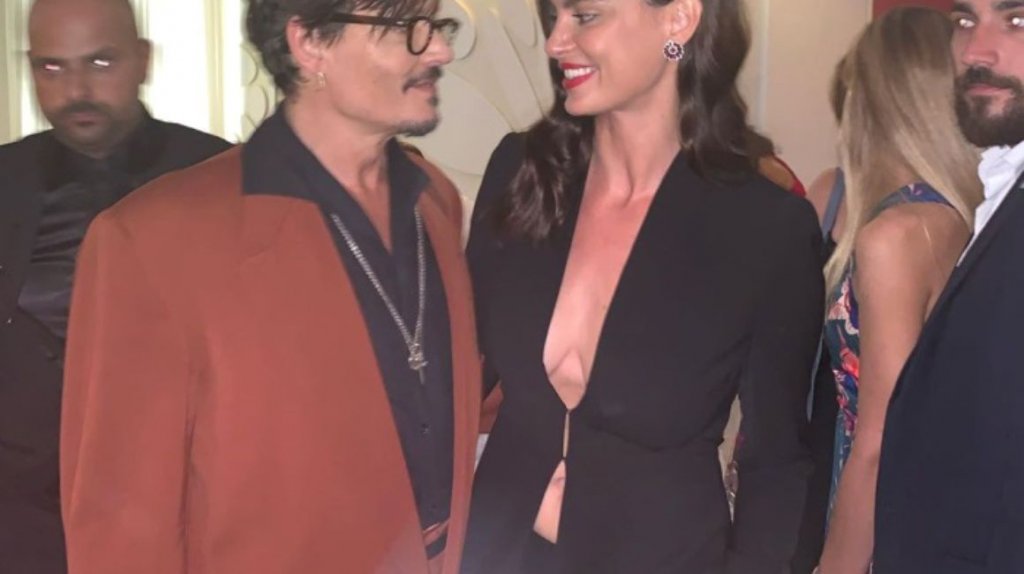 Catrinel Menghia, alături de Johnny Depp, pe covorul roşu de la Veneţia