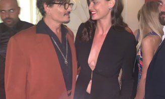 Catrinel Menghia, alături de Johnny Depp, pe covorul roşu de la Veneţia