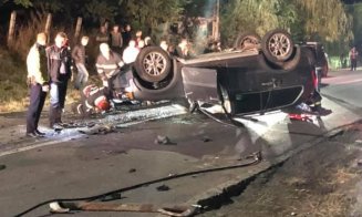 Răsturnări de mașini în serie la Cluj. Autoturism de teren, cu roțile în sus la Huedin