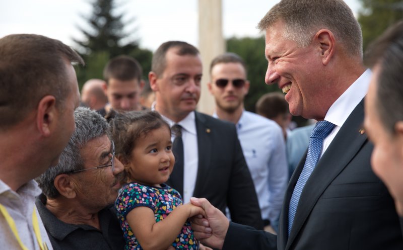 Klaus Iohannis a început în forță bătălia pentru un nou mandat. A fost întâmpinat cu entuziasm de oameni care s-au înghesuit să dea mâna cu el