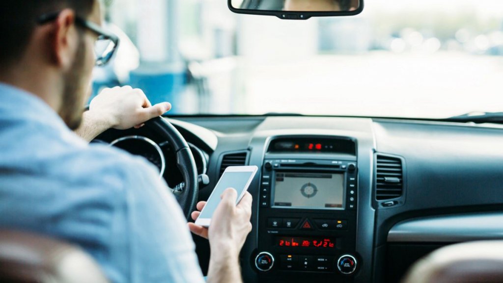 Din octombrie, telefonul la volan te lasă fără permis!