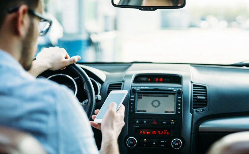 Din octombrie, telefonul la volan te lasă fără permis!