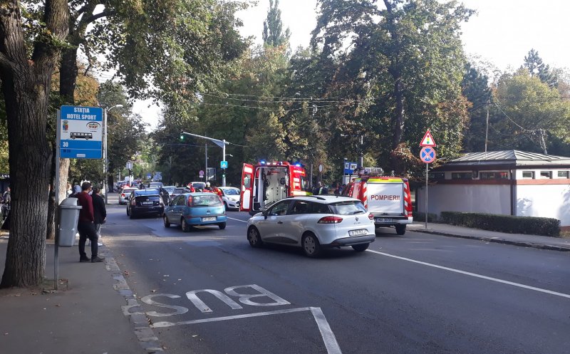 Femeie pe trotinetă, lovită de o mașină la Cluj. Internauții, revoltați: "Toți care circulă cu trotineta ar trebui să dea examen din codul rutier”
